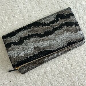 Magnetic closure clutch